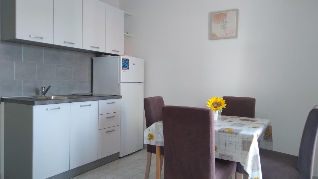 Apartmani "Lorenzo" Novalja Exterior foto